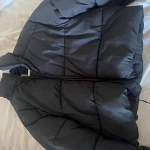 Puffer jacket  - Mycket bra skick knappt använd Varm och skön  Polyester 100%