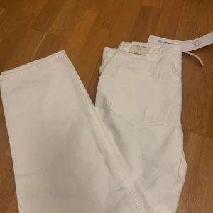 Offwhite jeans från Gina Tricot - Säljer ett par snygga offwhite jeans från Gina Tricot i storlek 38. De är lågmidjade och har en straight passform, perfekt för en avslappnad look. Byxorna är i nytt skick och passar perfekt till både vardag och fest. Materialet är mjukt och bekvämt, vilket gör dem till ett måste i garderoben! Är petit men perfekt längd för mig som är 158cm