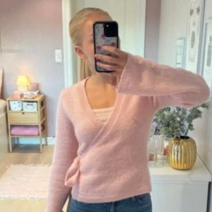 Rosa omlottkofta - Superfin rosa omlottkofta som är jätte populär och helt slutsåld från Gina!  Bilden är lånad, tröjan är endast använd 1 gång då den inte passar mig💞💞 Köpte för 550kr Pris kan diskuteras vid snabb affär!