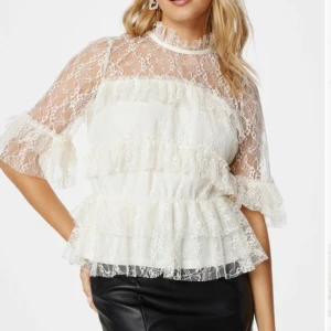 söt spets topp - säljer denna!!💕 slutsåld! 