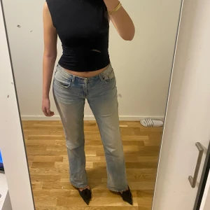 Zara bootcut jeans - Snygga mid rise jeans från zara i den perfekta blå färgen. Passar kroppen så fint, men tyvärr kommer det inte till användning längre