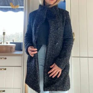 Varm kappa ONLY  - Snygg kappa från Only, varm under vintern. Storlek xs. Fint skick  180kr 🌟