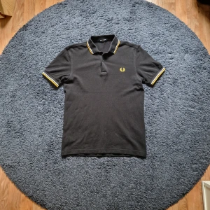 Fred Perry Piké - Använd ett fåtal gånger 9/10 skick. Dm för mått eller vid andra frågor.