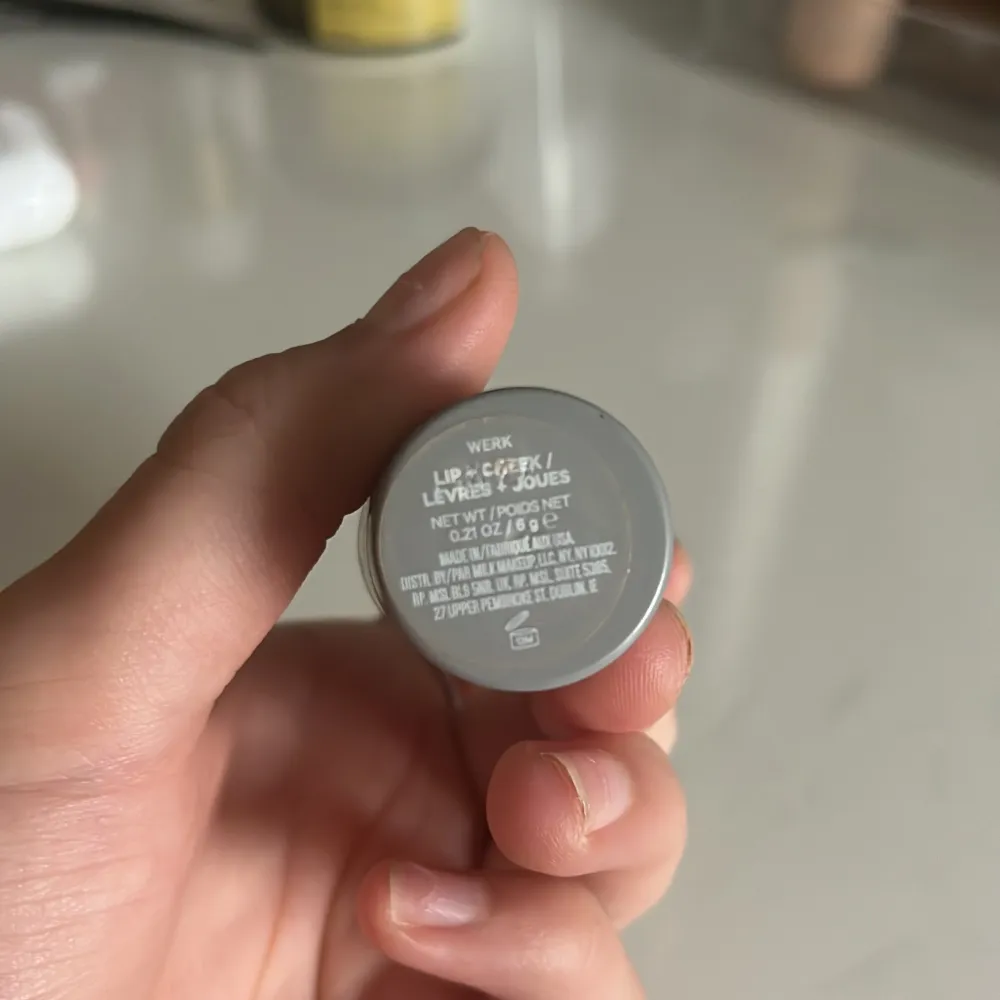 Säljer en Milk Makeup Lip + Cheek i nyansen Werk. Denna krämiga stick är perfekt för både läppar och kinder, och ger en naturlig rosig ton. Förpackningen är kompakt och lätt att ta med sig, perfekt för touch-ups under dagen. Använd den för en fräsch och glowy look!. Skönhet.