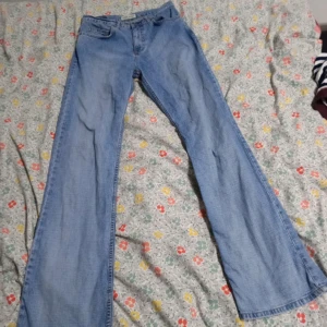 Blå jeans från Cross Jeanswear - Säljer ett par klassiska blå jeans från Cross Jeanswear. De har en bootcut-stil och är tillverkade i jeansmaterial. Perfekta för en avslappnad look.