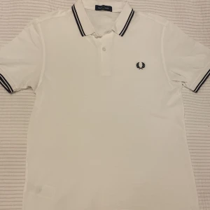 Vit pikétröja från Fred Perry - Säljer nu denna extremt feta pikén från Fred Perry. Väldigt fint skick för ett bra pris. Finns inga defekter. Vid minsta lilla fundering är det bara att höra av sig!