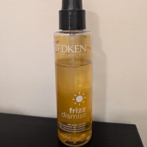 Redken Frizz Dismiss Anti-Static Oil Mist - Redken Frizz Dismiss är en anti-statisk oljemist som hjälper till att kontrollera frissigt hår. Produkten kommer i en praktisk sprayflaska. Perfekt för frissigt vinterhår! Ca en fjärdedel av flaskan är använd, se bild.