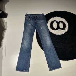 Diesel jeans - As snygga diesel lowwaist bootcut jeans men tyvärr för små för mig, lite slitna längst ner annars är det inga defekter! Midjemåttet rakt över:36cm innerbensmåttet:83cm
