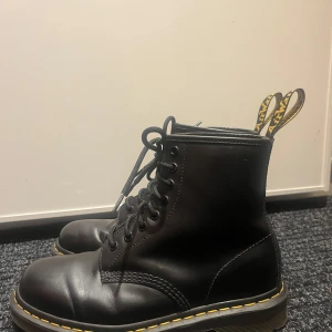 Dr.Martens boots  - Säljer ett par klassiska svarta Dr. Martens boots i skinn med snörning och den ikoniska gula sömmen. De är bara använda ett par gånger så i princip nya