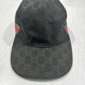 Gucci keps - Tja, säljer min svarta gucci keps för den passar inte min stil, den är S men går att ändra till andra storlekar. Har gucci bälte i samma mönster ifall ni ör intreserade, Plick låter mig inte lägga upp den dock