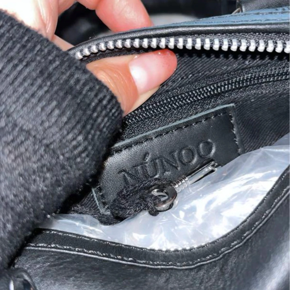 NYTT Svart handväska från Núnoo mini Bobby  - 93