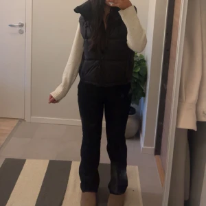 Svart dunväst från zara - Snygg svart dunväst funkar både vår och höst. Passar till alla outfits men säljer då den inte kom till andvändning.
