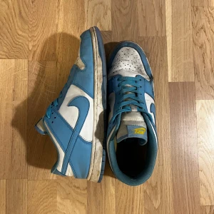 Nike dunk low ”coast” - Använda dunks men i mestadels smutsiga bara väldigt bekväma. Kan tvätta för rätt pris oxå har alla skomedel o sånt hemma! Storlek 44/45