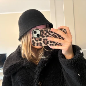Svart hatt - Snygg svart hatt med en enkel och stilren design. Säljs då den ej kommer till användning🩷