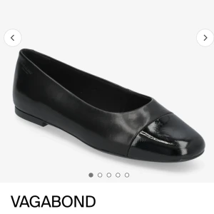 Svarta ballerinaskor från Vagabond - Eleganta svarta ballerinaskor från Vagabond med en glansig tå. Väldigt bekväma så passar att bära under hela dagen. Knappt använda så de är som nya, köpta för 800kr 🤍