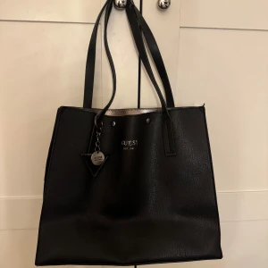 Guess väska - Snygg guess väska perfekt till vardags! Som ny utöver defekten på handtaget!! (Priset kan diskuteras)💫
