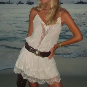 Beige mango klänning med spetsdetaljer - Så fin beige klänning med spetsdetaljer från mango. Storlek M men skulle säga att den passar S också för den är ganska kort. Hela klänningen är 74cm lång. Bilderna är lånade🫶🏼💞