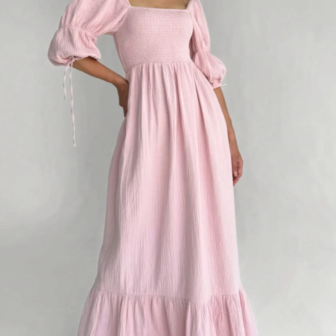 Ljusrosa långklänning med puffärmar