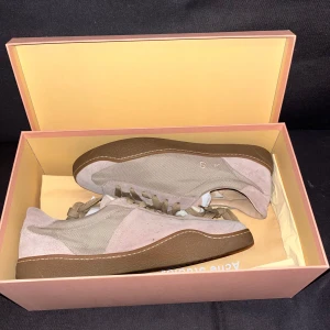 Acne Studios sneaker - Fina skor från Acne Studios, inte använda särskilt mycket, men lätt tecken på användning finns. Har låda och dustbags till. Säljes billigt pga flytt. Kör gärna snabb affär!
