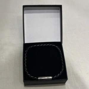 Svart flätat läderarmband - HELT NYTT svart flätat läderarmband med ett rostfritt stilrent magnetlås i silverfärg | PRIS: 149kr | Psst, omöjligt att gå ner i pris! 