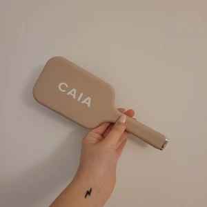 Caia Hårborste  - Säljer caias Hårborste då den inte kommer att komma till användning. Finns ej att köpa separat på deras hemsida. Helt ny ej använd
