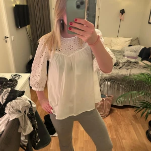 Vit blus från Primark - Säljer en söt vit blus från Primark med broderade detaljer och trekvartsärmar, knappt använd🥰