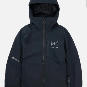 Svart jacka från Burton - Säljer en svart jacka från Burton med GORE-TEX-material. Jackan har en dragkedja framtill och en justerbar huva. Perfekt för skidåkning/snowboard och håller dig torr och varm i snön. Köpt för 2 säsonger sedan men endast använd i en vecka. Nypris 5649