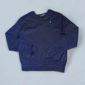 Mörkblå Ralph Lauren tröja - Säljer en snygg mörkblå tröja från Ralph lauren. Den har en broderad grön logga på bröstet och är i mycket bra skick. Perfekt för höst och vår. Passar alla tillfällen. Skick:8/10 alltså riktigt bra. Storlek: L
