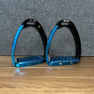 Tech stirrups  - Säljer tech stigbyglar i mycket bra skick för 1000kr!