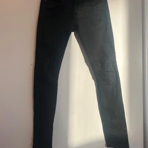 Levi's 519 - Snygga svarta Levi's jeans i modellen 519. De har en bra passform och är perfekta för en stilren look. Klassisk design med en diskret logga på bakfickan. Priset vid snabb affär är 300kr🍾🔥