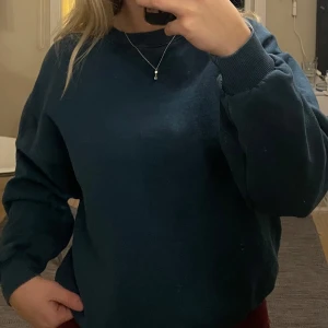 Mörkblå tröja - Säljer en mörkblå tröja med långa ärmar och ribbade muddar!