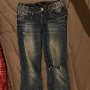 Ltb jeans med slitningar  - Säljer de här jeansen då de inte sitter så bra på mig, köpta här på Plick! Inte mina bilder skriv för egna 