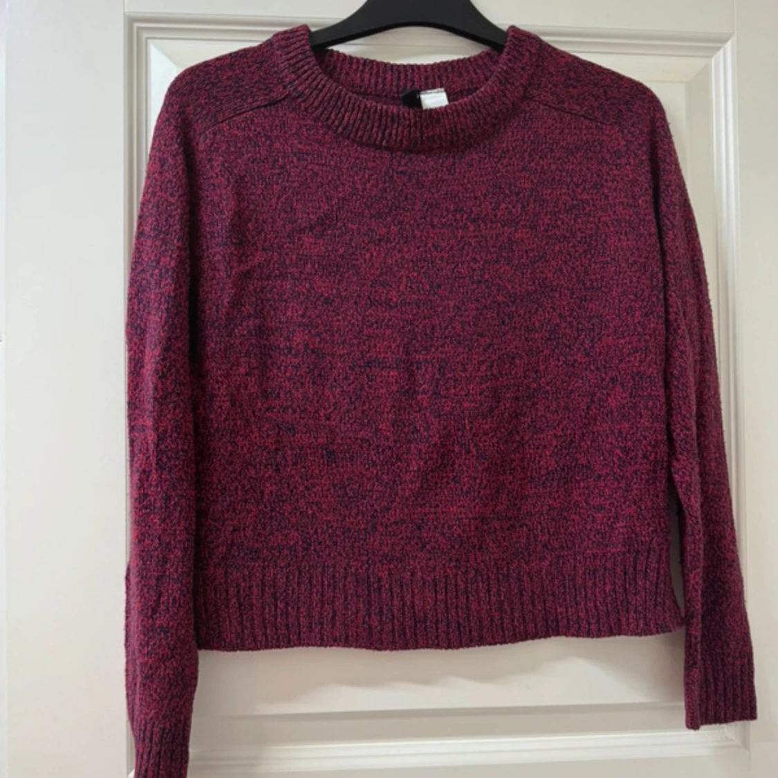 Vinröd stickad tröja från H&M Divided