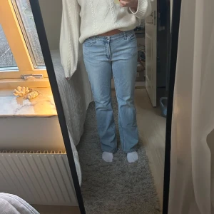 Ljusblå bootcut jeans - Snygga ljusblå bootcut jeans från Gant jeans med klassisk femficksdesign och broderade bakfickor. Perfekta för en avslappnad stil med en touch av retro. Kritstrecksrandiga jeans eller vintage denim vintage jeans stil. Midjemått 86cm innerbenslängd 80cm