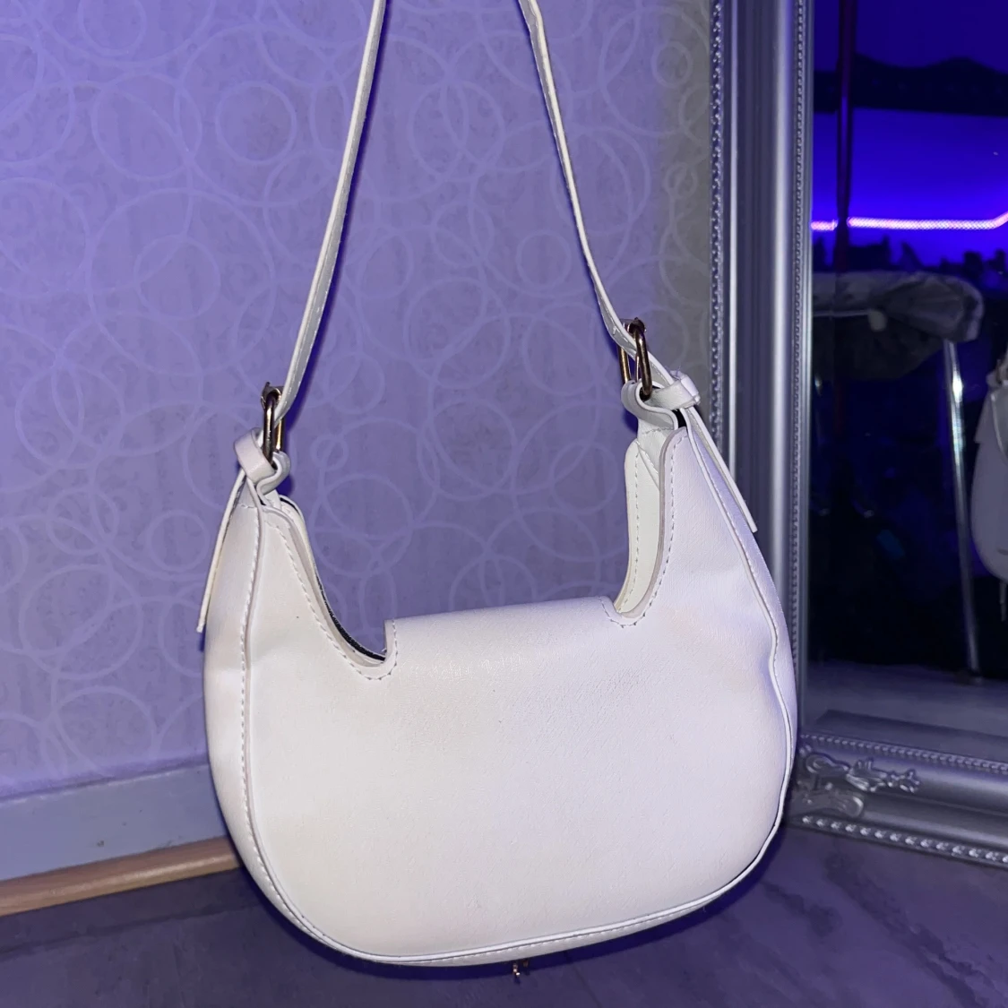 Vit axelväska med gulddetaljer - 91