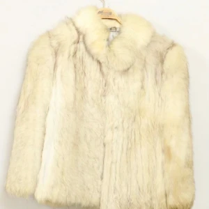 Äkta rävpäls jacka - Superfin vintage rävpäls jacka. Lite defekt på baksidan (se sista bild) annars i fint skick. Inga hål eller revor på fodret. Stängs med metallkrokar. Inte storleksmärkt men uppskattas till M/L.  Kan sänka till 1900 kr vid snabb affär.