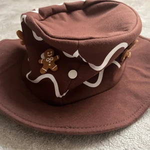 Pepparkakshatt - Pepparkakshatt m pepparkaksgubbar och kristyr från H&M strlk 110/116, 4-6 år, nyskick/oanvänd!