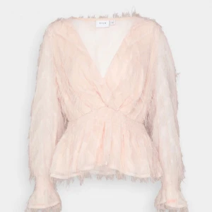 Rosa blus från Vila - Säljer denna fina rosa blus från Vila med långa ärmar och omlott-design. Blusen har  volangdetaljer och en smickrande v-ringning. Perfekt för fest eller liknande. Den är endast provad så helt i nyskick💓