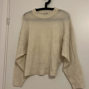 Vit stickad tröja från NLY Trend - Säljer en mysig vit stickad tröja från NLY Trend. Tröjan har en avslappnad passform med långa ärmar och ribbade kanter. Perfekt för kyliga dagar!