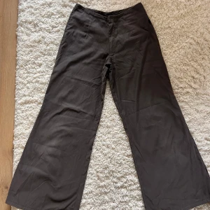 Grå, vida byxor från Gecko Wear - Snygga grå, vida byxor från Gecko Wear. De är supersköna och helt underbart mjuka och lena. Storlek L. Funkar perfekt till platåskor som t ex Buffalos 🦎 