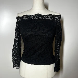 Off shoulder spets topp h&m - Superfin och trendig off shoulder spets topp från h&m. Storlek xs. Köp sker via köp nu, jag postar inom 24h. Kvar tills markerad såld 