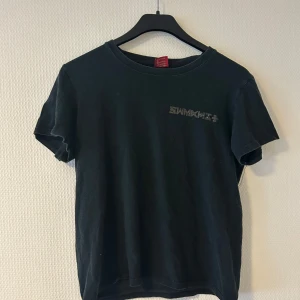 Svart Monsta X t-shirt  - Snygg svart Monsta X merch t-shirt i 100% bomull. Den har ett tryck på bröstet och ett större mönster på ryggen. Perfekt för en avslappnad stil.