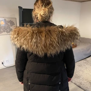 Hollies stockholm jacka - Säljer min jacka från hollies. Stor och äkta päls från tvättbjörn. Mycket varm och gosig. Vill gärna att den kommer till användning då jag själv inte använder den längre💞 mycket bra skick, endast använd en säsong. Inköpt 2021.  Nypris: 6249 kr. 