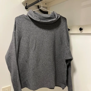 Mysig tjocktröja - Mycket bra skick! Storlek L men skulle säga att den passar M bättre, lite liten i storlek.