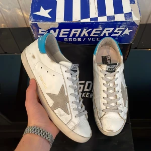 Golden goose - Säljer dessa sjukt snygga golden goose i size 42! Skick 8/10. Box ingår! Kan gå ner i pris vid snabb affär. Hör av dig vid frågor eller funderingar!💯