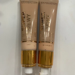 Superdewy Skin Tint från Revolution - Två tuber av Superdewy Tinted moisturizer från Revolution. En i nyansen Light och en i Medium Light.  Testats 1 gång. 2 för 150kr