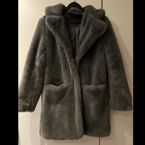 Grå teddyjacka - Säljer en mysig grå teddyjacka som inte kommer till användning. Perfekt för kyliga dagar när du vill hålla dig varm och stilren. Vet inte vad märket är då jag köpte den secondhand. Strl S💞