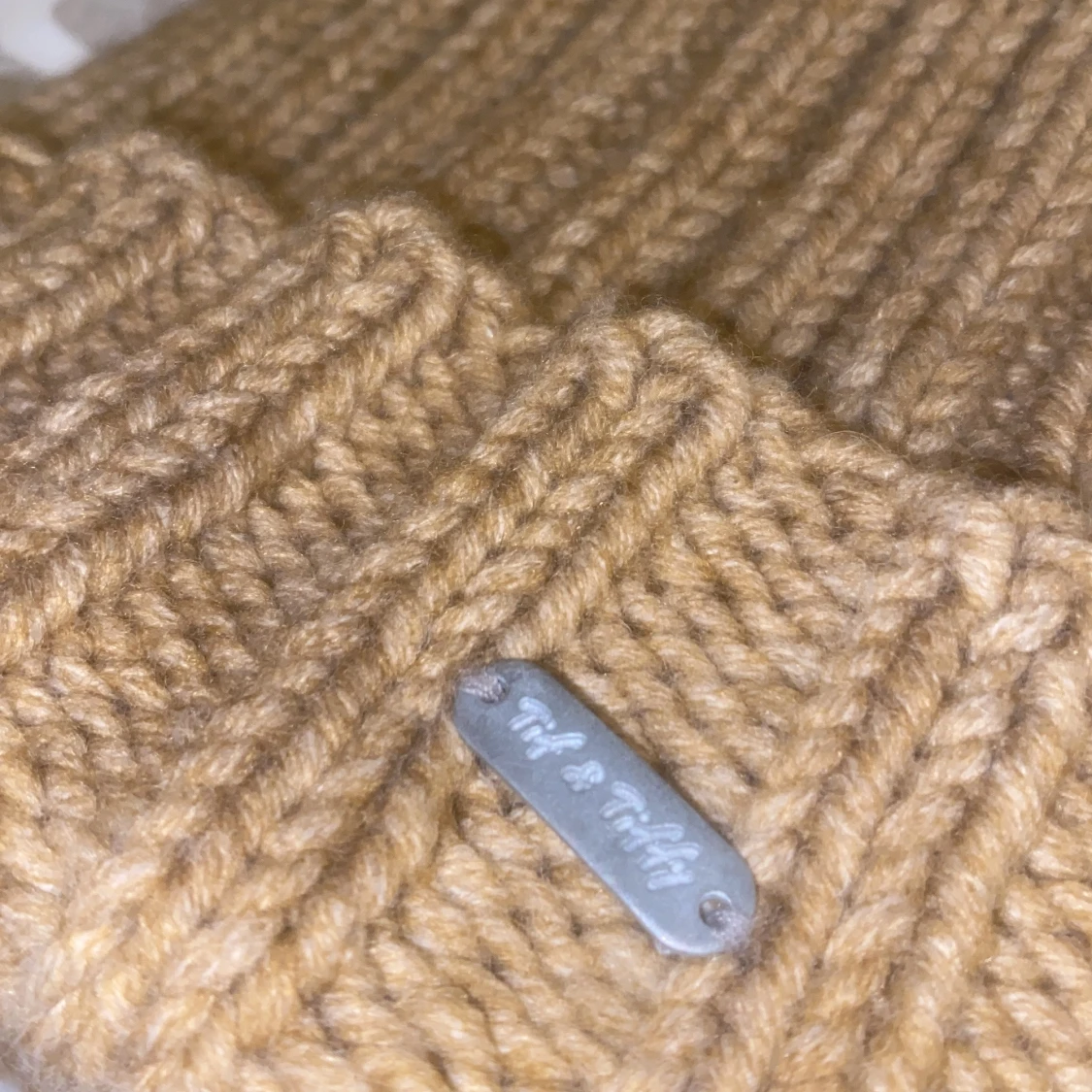 Beige stickad mössa med pälsboll från Tif & Tiffy - 90