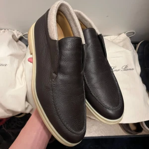 Open Wintery Walk Chukka Boots | Loro Piana - Snygga skor för vintern Kashmir på Hälen och skorna är gjord av fint kalvskinn så det passar bra för vintertid. skorna är i fint skick. Tveka inte på att höra av er vid fler frågor