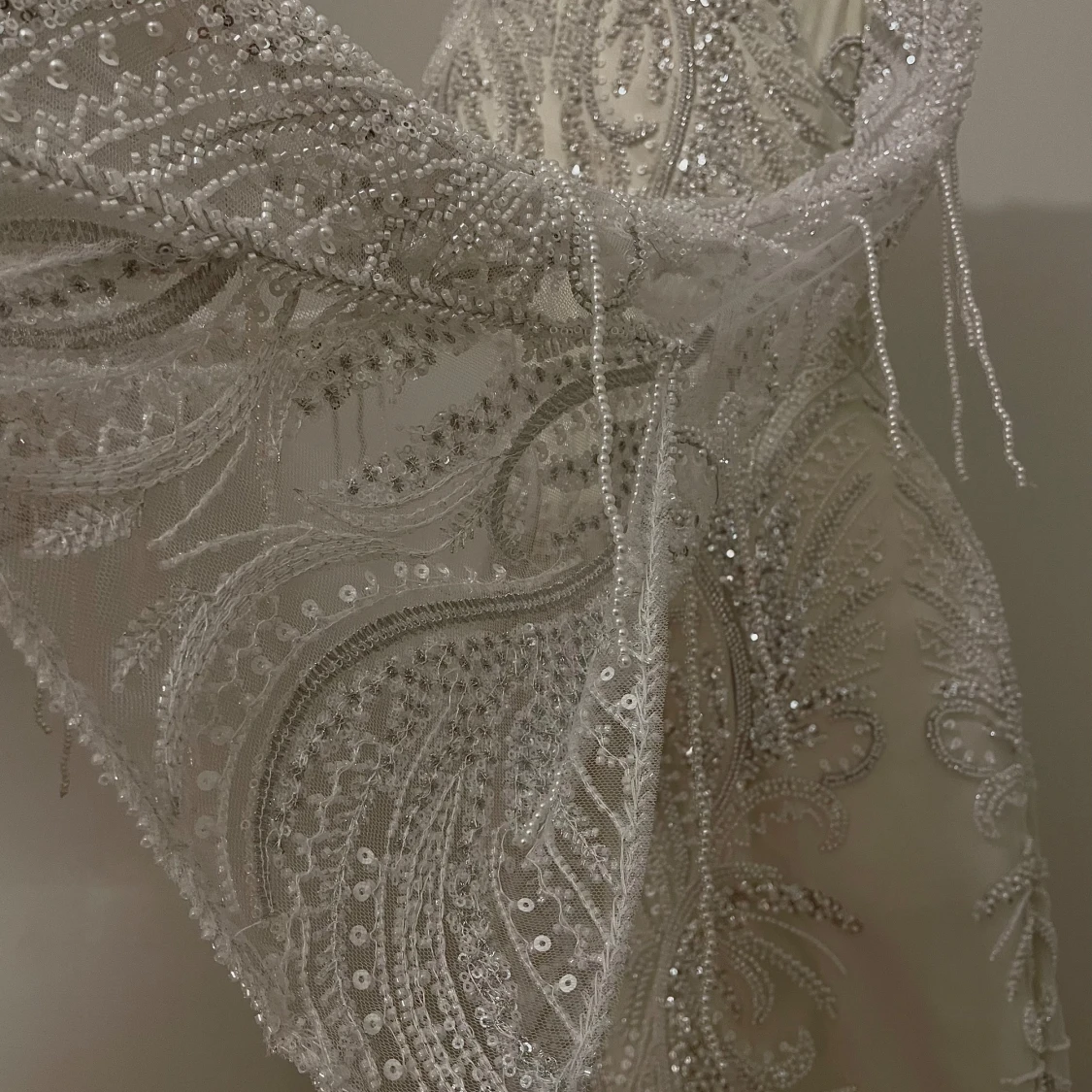 Vit långklänning med stenar - 92